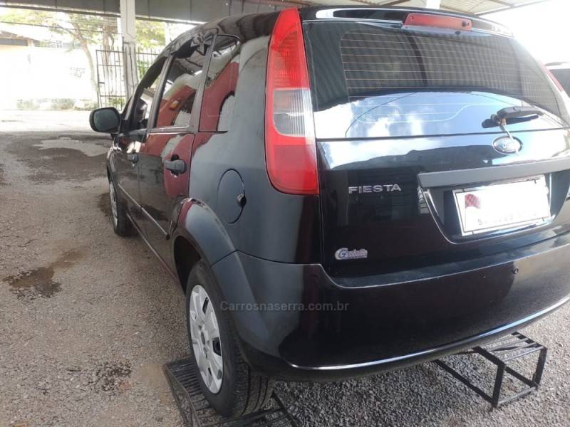 FORD - FIESTA - 2004/2005 - Preta - R$ 17.500,00