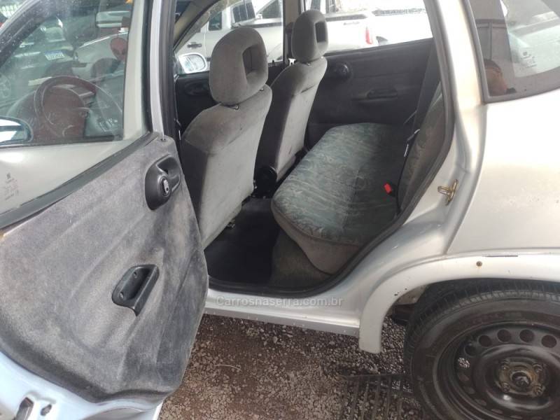 CHEVROLET - CORSA - 1999/2000 - Prata - R$ 13.500,00