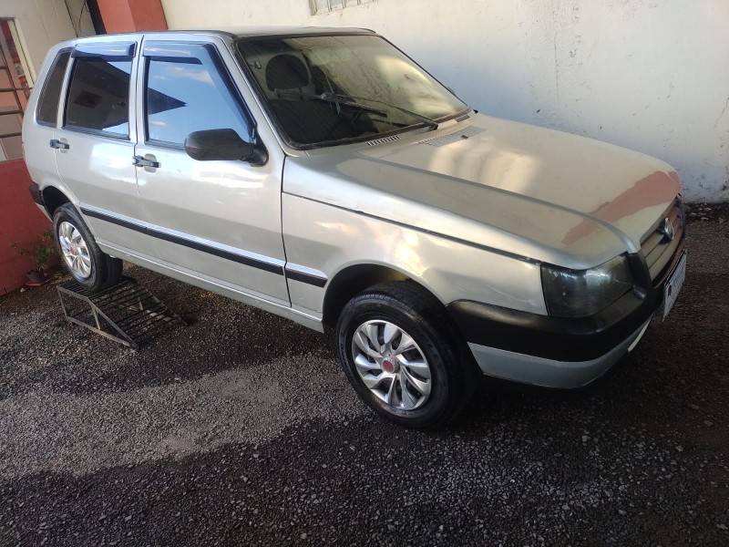 FIAT - UNO - 2005/2006 - Prata - R$ 17.900,00