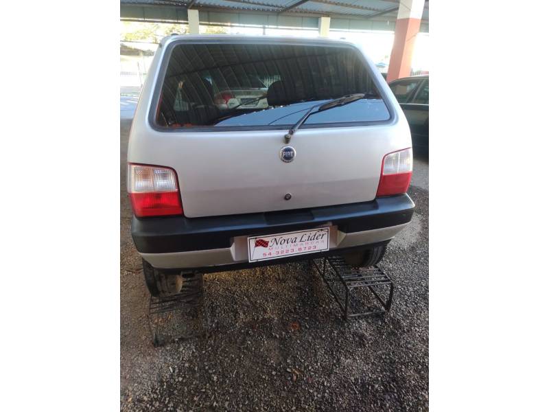 FIAT - UNO - 2005/2006 - Prata - R$ 17.900,00