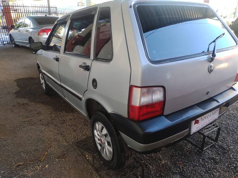 FIAT - UNO - 2005/2006 - Prata - R$ 17.900,00
