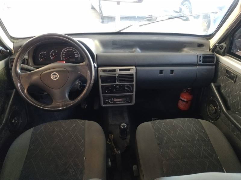 FIAT - UNO - 2005/2006 - Prata - R$ 17.900,00